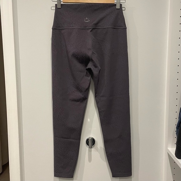 Beyond Yoga Set, Feline Jacquard High Waisted Midi Legging & Cropped Tank - Picture 9 of 16